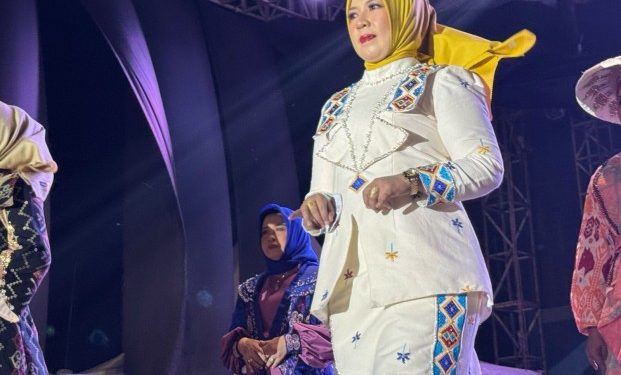 Ketua Dekranasda Konsel Tampilkan Busana Tenun Khas Daerah di HUT Sultra ke-61
