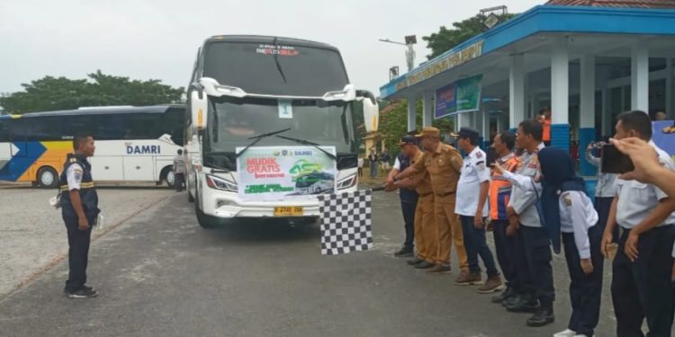 Wakili Gubernur, Kadishub Sultra Rajulan Lepas Ratusan Pemudik Gratis Jalur Darat