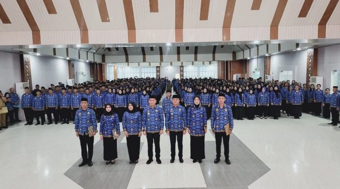 Serahkan Ratusan SK, Bupati Konsel Minta ASN Bekerja Lebih Profesional