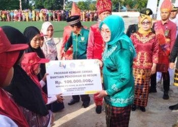 Peringati Hardiknas, Walikota Kendari Serahkan Bantuan Sebesar Rp 106 Juta Untuk 212 Siswa