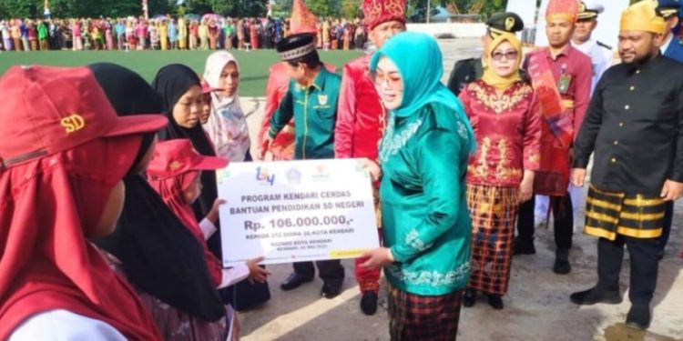 Peringati Hardiknas, Walikota Kendari Serahkan Bantuan Sebesar Rp 106 Juta Untuk 212 Siswa