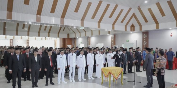 Perdana, Bupati Konsel Irham Kalenggo Lantik Ratusan Pejabat Administrator dan Pengawas