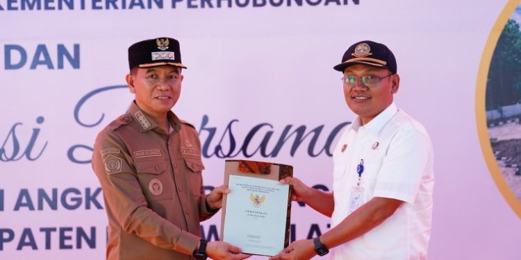 Pemkab Konsel Serahkan Sertifikat Lahan UPPKB Moramo dan Deklarasikan Komitmen Keselamatan Angkutan Barang