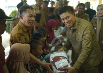 Bupati Irham Kalenggo Salurkan Ribuan Seragam Sekolah SD-SMP di Tujuh Kecamatan