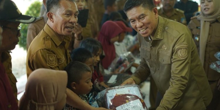 Bupati Irham Kalenggo Salurkan Ribuan Seragam Sekolah SD-SMP di Tujuh Kecamatan
