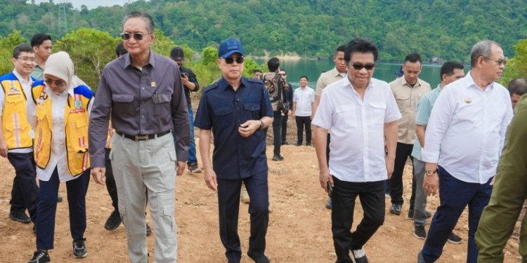 Gubernur Andi Sumangerukka Dampingi Menteri PUPR Tinjau Lokasi Pembangunan Jembatan Buton-Muna dan Aspal Buton