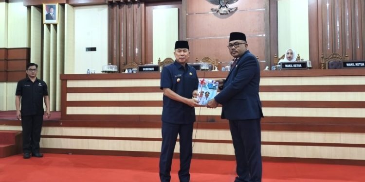 Gubernur ASR Serahkan Dokumen Ranperda RPJMD 2025–2029 ke DPRD