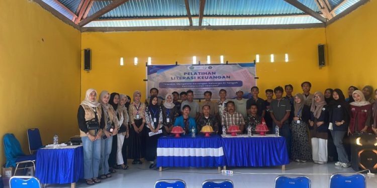 Mahasiswa IAIN Kendari Kolaborasi dengan JUARA Foundation Gelar Pelatihan Literasi Keuangan Keluarga di Desa Kalibaru