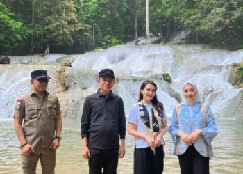 Gubernur Malut Sherly Laos Didampingi Bupati Konsel Berkunjung di Wisata Air Terjun Moramo