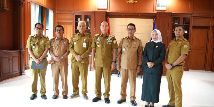 Gubernur Andi Sumangerukka Tunjuk Yosep Sahaka Sebagai Plt. Bupati Kolaka Timur