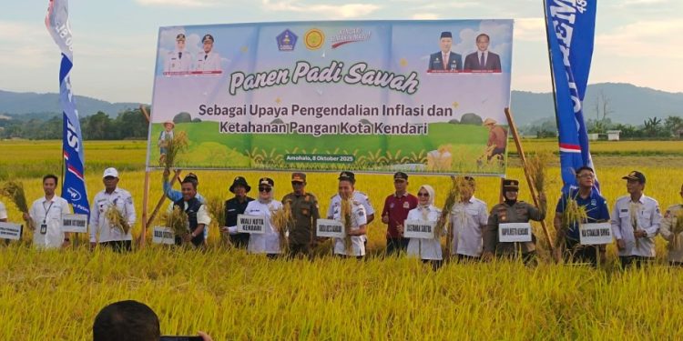 Walikota Kendari Siska Serahkan Bantuan Alsintan dan Panen Padi Sawah di Amohalo Kecamatan Baruga