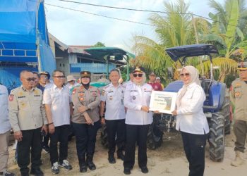 Walikota Kendari Siska Serahkan Bantuan Alsintan dan Panen Padi Sawah di Amohalo Kecamatan Baruga