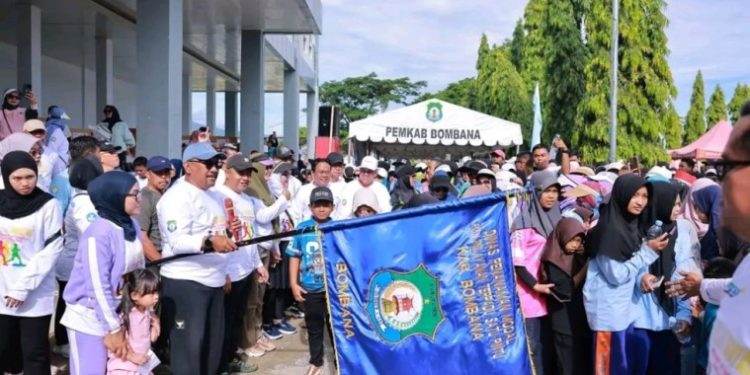 Semarak Rangkaian HUT ke-22, Pemkab Bombana Gelar Jalan Sehat dan Senam Massal
