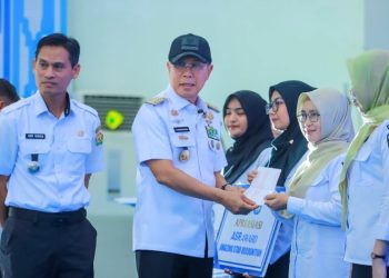 Pemprov Sultra Serahkan TPG, THR, dan Gaji ke-13 bagi Guru SMA/SMK/SLB