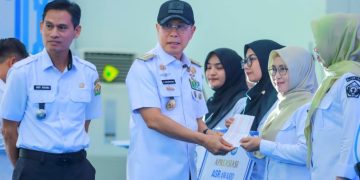 Pemprov Sultra Serahkan TPG, THR, dan Gaji ke-13 bagi Guru SMA/SMK/SLB