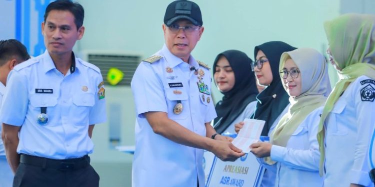 Pemprov Sultra Serahkan TPG, THR, dan Gaji ke-13 bagi Guru SMA/SMK/SLB