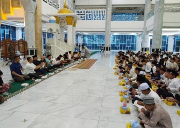 Mantan Gubernur Sultra Nur Alam Buka Puasa Bersama Santri dan Anak Yatim di Kendari