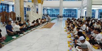 Mantan Gubernur Sultra Nur Alam Buka Puasa Bersama Santri dan Anak Yatim di Kendari