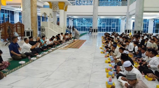 Mantan Gubernur Sultra Nur Alam Buka Puasa Bersama Santri dan Anak Yatim di Kendari