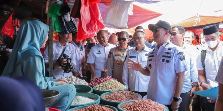 Gubernur Sultra Sidak Pasar dan Ritel Modern, Pastikan Stok Bahan Pokok Aman Selama Tiga Bulan