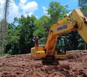 Wabup Bombana Pimpin Langsung Perbaikan Mata Air di Lokasi Longsor Kawasan Aktivitas Tambang PT. Almharig