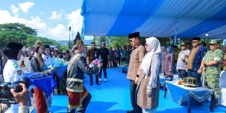 Gubernur Sultra Hadiri Pawai Budaya dan Lulo Massal dalam Rangka HUT ke-62