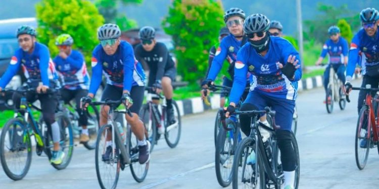 Gubernur Sultra Andi Sumangerukka Pimpin Gerakan Bersepeda Hemat BBM