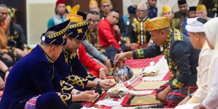 Penganugerahan Gelar Adat Tolaki kepada KASAU dan Gubernur Sultra, Simbol Amanah dan Penguatan Nilai Kepemimpinan