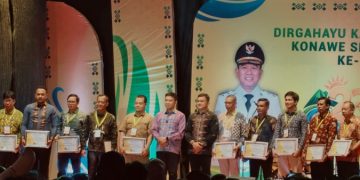 PT Ifishdeco Tbk dan PT Hangtian Nur Cahaya Terima Penghargaan Dari Pemkab Konsel