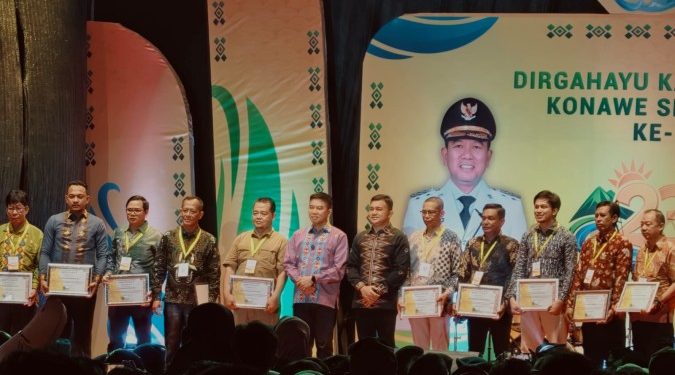 PT Ifishdeco Tbk dan PT Hangtian Nur Cahaya Terima Penghargaan Dari Pemkab Konsel