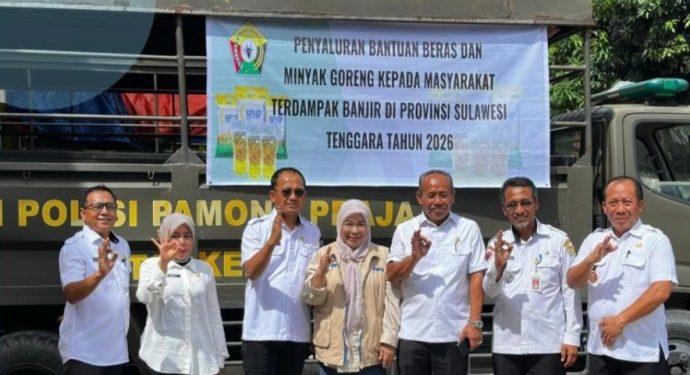Kolaborasi Pemprov-Bapanas Salurkan Bantuan Pangan Kepada 10.405 Jiwa Terdampak Banjir di Sultra