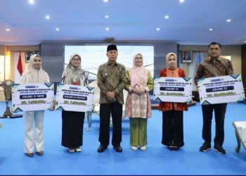 Gubernur Sultra Serahkan Bantuan Dana Pendidikan Sultra Cerdas 2026 ke 150 Mahasiswa