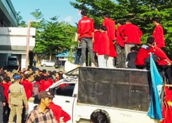 Mahasiswa UMK Kendari Demonstrasi di DPRD Sultra, Ini 10 Poin Tuntutannya