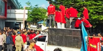 Mahasiswa UMK Kendari Demonstrasi di DPRD Sultra, Ini 10 Poin Tuntutannya