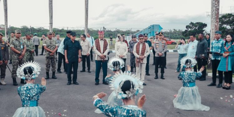 Gubernur Sultra Andi Sumangerukka Sambut Kedatangan Tiga Menteri RI di Bandara Halu Oleo