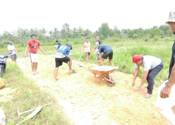 Peduli Akses Warga, Ketua KNPI Sultra dan Penghuni BTN Vila Anawai Residence Bergotong Royong Timbun Jalan Rusak
