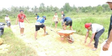Peduli Akses Warga, Ketua KNPI Sultra dan Penghuni BTN Vila Anawai Residence Bergotong Royong Timbun Jalan Rusak