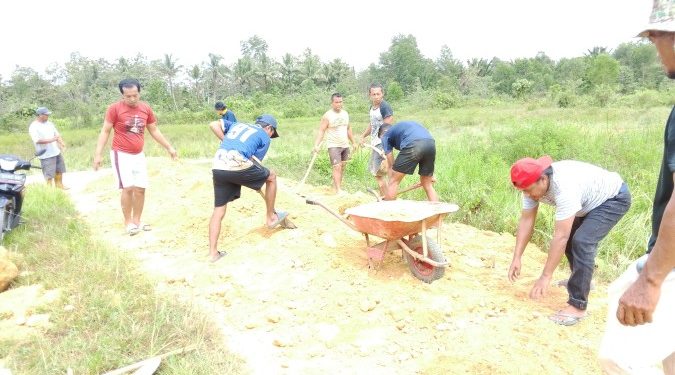 Peduli Akses Warga, Ketua KNPI Sultra dan Penghuni BTN Vila Anawai Residence Bergotong Royong Timbun Jalan Rusak
