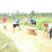 Peduli Akses Warga, Ketua KNPI Sultra dan Penghuni BTN Vila Anawai Residence Bergotong Royong Timbun Jalan Rusak