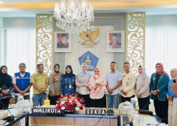 Wali Kota Kendari Serahkan Anak Asuh kepada Keluarga Terpilih Secara Resmi