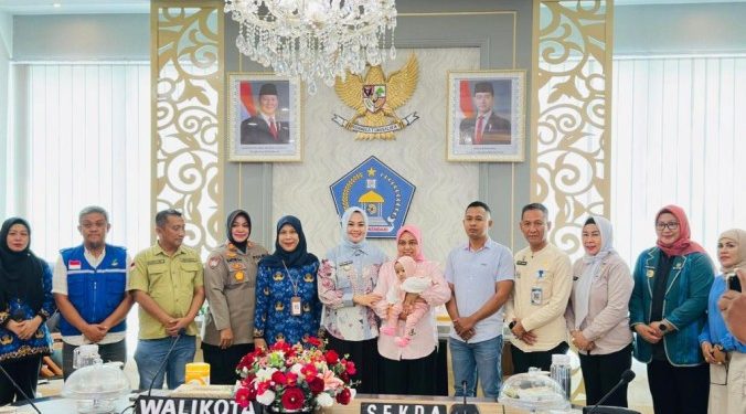 Wali Kota Kendari Serahkan Anak Asuh kepada Keluarga Terpilih Secara Resmi