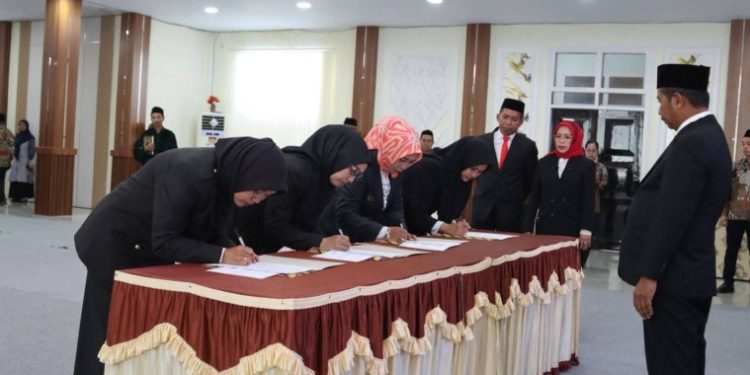 Perdana di Sultra, Kakanwil Lantik Lima Perempuan Sebagai Kepala KUA